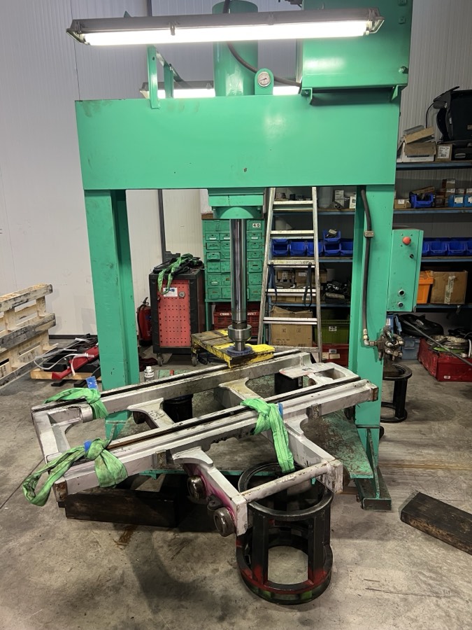 Een onderdeel in de hydraulische pers in de werkplaats van S&S